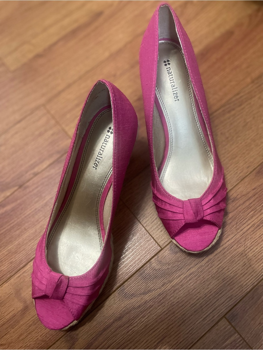 Naturalizer Bettina Fuchsia Peep-Toe Heels with Bow Accent. Size 8